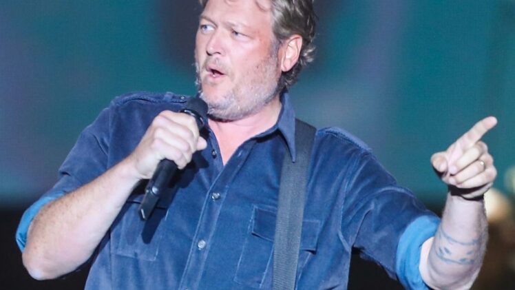 Blake Shelton pointing