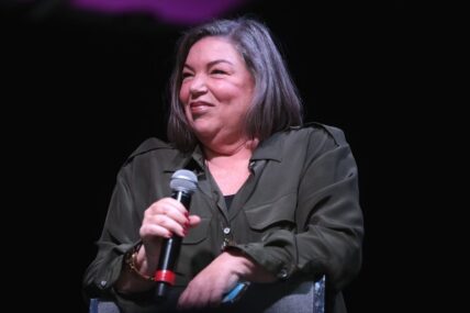 Mindy Cohn speaking with attendees at the 2019 Arizona Ultimate Women's Expo