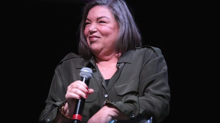 Mindy Cohn speaking with attendees at the 2019 Arizona Ultimate Women's Expo
