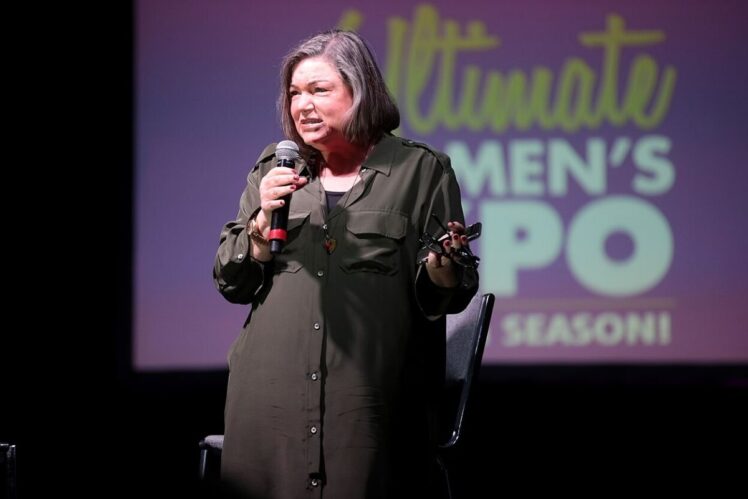 Mindy Cohn speaking with attendees at the 2019 Arizona Ultimate Women's Expo