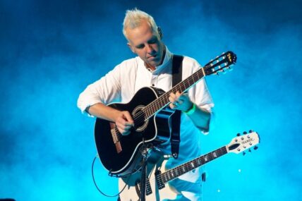 Tom Dumont performing with No Doubt in Milwaukee.