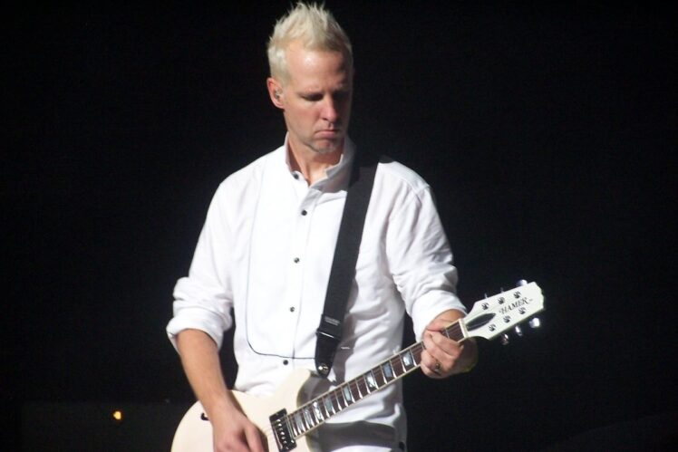 Tom Dumont performing with No Doubt in Milwaukee.