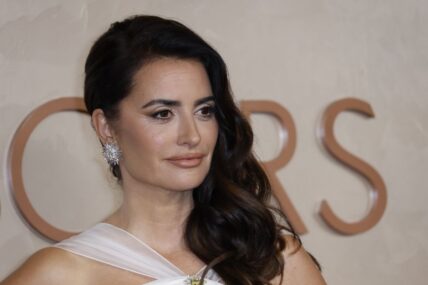 Penélope Cruz on the red carpet at the 97th Oscars