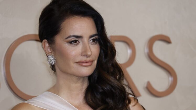 Penélope Cruz on the red carpet at the 97th Oscars